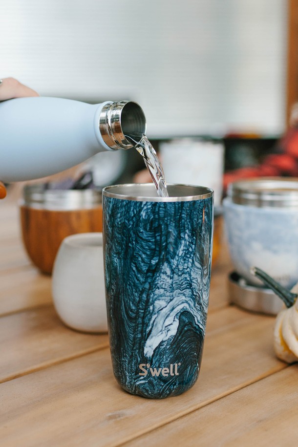 [스웰] 텀블러 530ml는 시원한 블루 컬러에 고급스러운 대리석 무늬가 돋보이는 텀블러입니다. 530ml 용량으로 넉넉하게 음료를 즐길 수 있으며, 스테인리스 스틸 소재와 이중 구조로 제작되어 보온 및 보냉 기능을 제공합니다. 이중 구조 뚜껑과 내부 축 돌출 디자인으로 사용 편의성을 높였으며, 열탕 소독, 식기세척기, 전자레인지 사용은 불가합니다. 탄산음료는 넣지 않도록 주의하여 사용하시기 바랍니다.
