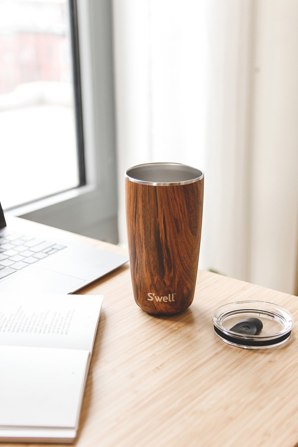 [스웰] 텀블러 530ml는 스테인리스스틸 소재로 제작되어 뛰어난 내구성을 자랑합니다. 530ml 용량으로 넉넉한 음료를 담을 수 있으며, 보온 및 보냉 기능을 갖춰 계절에 상관없이 사용하기 좋습니다. 우드그레인 패턴 디자인과 이중 구조로 세련된 외관을 갖추었으며, 생활 방수 기능으로 더욱 편리하게 사용할 수 있습니다. 텀블러는 휴대성이 뛰어나 언제 어디서든 음료를 즐길 수 있게 해줍니다.
