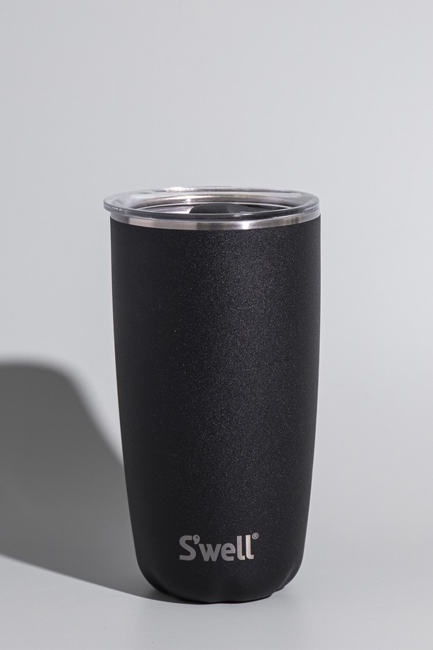 [스웰] 텀블러 530ml는 스테인리스 스틸 소재로 제작되어 보온 및 보냉 기능을 제공하는 텀블러입니다. 530ml 용량으로 넉넉한 음료를 담을 수 있으며, 이중 구조로 제작되어 보온/보냉 효과를 높였습니다. 생활 방수 기능이 있어 안심하고 사용할 수 있으며, 휴대하기 편리한 디자인으로 제작되었습니다. 세련된 블랙 컬러로 어떤 스타일에도 잘 어울립니다.
