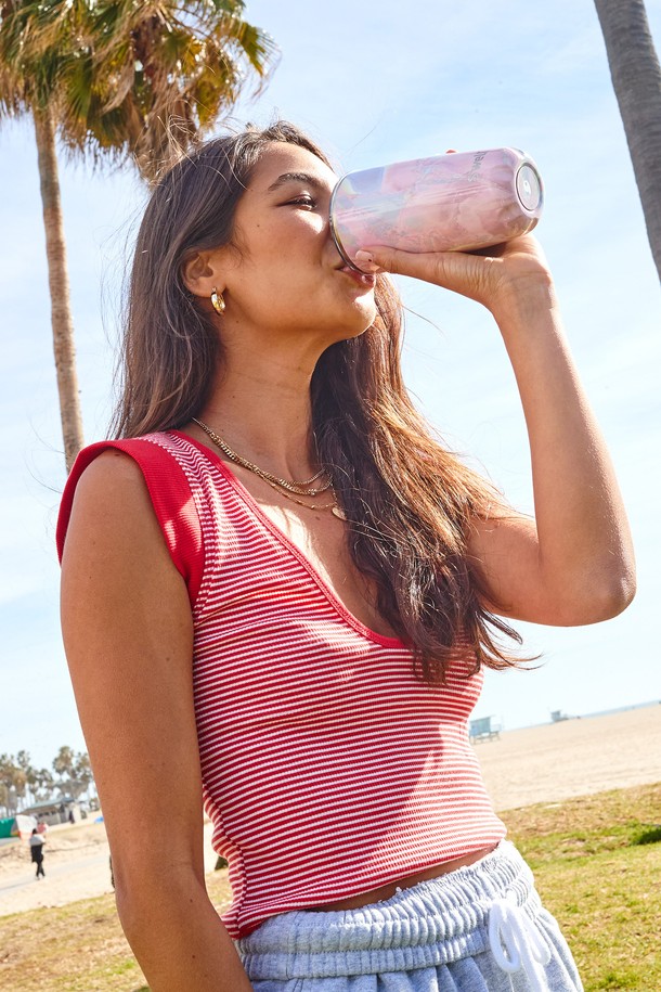 스웰 텀블러 530ml는 스테인리스스틸 소재로 제작되었으며, 이중구조 및 진공단열 기술을 통해 보온, 보냉 기능을 제공합니다. 핑크, 화이트, 블루 3가지 색상에 마블 무늬가 더해져 세련된 디자인을 자랑합니다. 530ml 용량으로 실용성을 더했으며 생활 방수 기능으로 편리하게 사용할 수 있습니다. 스웰 텀블러는 음료의 온도를 오랫동안 유지해주어 언제 어디서든 즐거운 음용 경험을 선사합니다.

