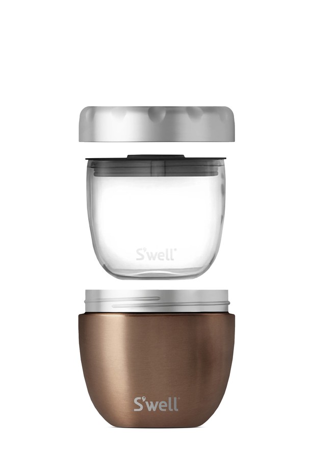 [스웰] 프리미엄 잇츠 투인원 도시락 636ml는 브라운과 실버 색상으로 구성된 실용적인 도시락입니다. 스테인리스 스틸과 실리콘 소재를 사용하여 튼튼하며, 진공 3중 단열 기능으로 최대 7시간 보온, 11시간 보냉 효과를 제공합니다. 내부 용기는 분리 가능하며, 전자레인지, 냉장고/냉동고 사용이 가능하여 편리합니다. 공기밸브 뚜껑과 누수 방지 기능으로 내용물이 새는 것을 막아줍니다. 외부 용기, 내부 용기, 뚜껑으로 구성되어 있으며, 636ml 용량으로 일상생활에서 유용하게 사용할 수 있습니다.
