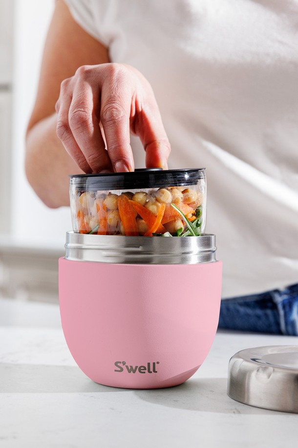 스웰 프리미엄 잇츠 투인원 도시락 636ml는 보온, 보냉 기능을 갖춘 프리미엄 도시락입니다. 핑크 색상이며, 2단 구조로 설계되어 있습니다. 위생적인 스테인리스스틸 소재를 사용하여 제작되었으며, 이중 구조로 뛰어난 밀폐력을 자랑합니다. 636ml 용량으로 넉넉하게 음식을 담을 수 있습니다. 스웰 브랜드의 프리미엄 도시락으로, 맛있는 식사를 더욱 오랫동안 즐길 수 있습니다.
