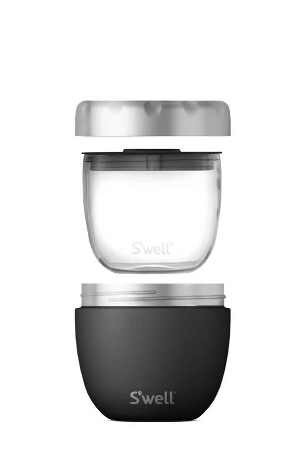 스웰 프리미엄 잇츠 투인원 도시락 636ml는 블랙과 실버 색상으로 만나볼 수 있는 프리미엄 식기류입니다. 스테인리스스틸 소재로 제작되어 보온 및 보냉 기능을 갖춘 실용적인 제품입니다. 이중 구조의 투인원 디자인으로 편리하게 사용할 수 있으며, 일상생활에서 도시락 용도로 적합합니다. 스웰 브랜드의 636ml 용량으로, 넉넉한 수납 공간을 제공합니다.
