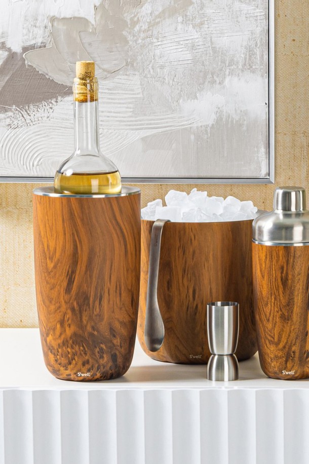 [스웰] 프리미엄 바웨어 와인칠러 750ml는 와인을 품격 있게 보관할 수 있는 고급 와인칠러입니다. 나무 소재의 브라운 컬러 원통형 디자인으로, 750ml 용량의 와인을 보냉하여 최상의 상태로 즐길 수 있도록 돕습니다. 프리미엄 바(Bar)웨어로, 와인 애호가라면 소장 가치를 느낄 수 있습니다. 와인의 풍미를 오랫동안 유지하며, 특별한 날을 더욱 특별하게 만들어 줍니다.
