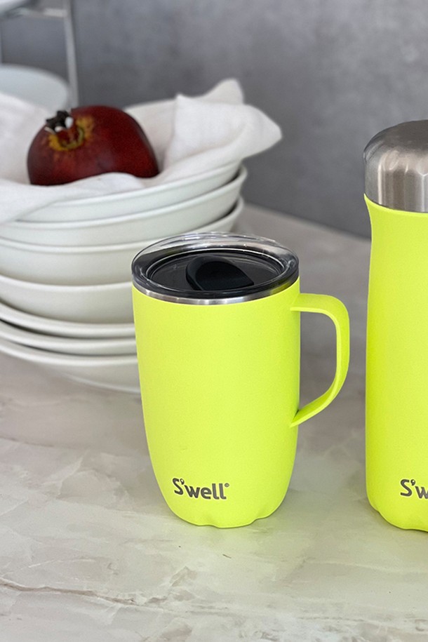 스웰 프리미엄 머그컵 470ml는 뛰어난 보온, 보냉 기능을 갖춘 머그컵입니다. 선명하고 산뜻한 형광 옐로우 컬러가 돋보이며, 470ml 용량으로 넉넉하게 음료를 즐길 수 있습니다. 손잡이가 있어 편리하게 사용할 수 있으며, 고급스러운 프리미엄 디자인이 특징입니다.
