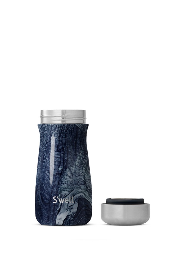 [스웰] 프리미엄 트래블러 350ml는 여행과 일상에서 유용한 텀블러입니다. 350ml 용량의 네이비 컬러 스테인리스 스틸 소재로 제작되었으며, 이중 구조로 보온 및 보냉 기능을 제공합니다. 패턴 무늬가 돋보이는 디자인으로, 휴대성이 뛰어나 어디든 간편하게 사용할 수 있습니다. 프리미엄 트래블러는 당신의 음료를 오랫동안 최적의 온도로 유지해 줄 것입니다.

