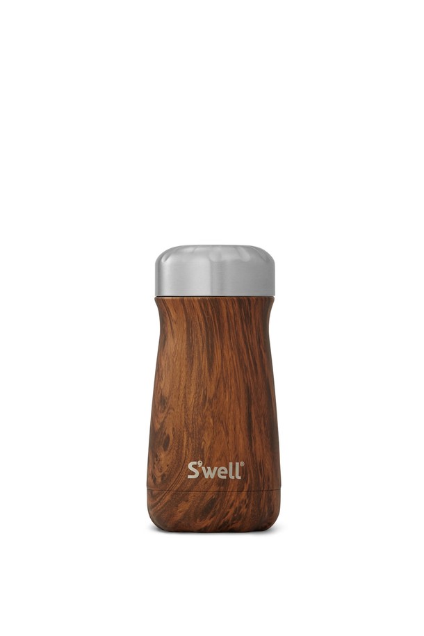 **[스웰] 프리미엄 트래블러 350ml**는 여행과 일상에서 음료를 즐기기에 완벽한 텀블러입니다. Teakwood, Geode Rose, Azurite Marble, Onyx 등 세련된 컬러로 제공되며, 스테인리스 스틸과 실리콘 소재로 제작되어 내구성이 뛰어납니다. 트리플 진공 단열 기술로 보온 및 보냉 기능을 제공하며, 이중벽 구조와 결로 방지 기능으로 쾌적하게 사용할 수 있습니다. 넓은 입구와 곡선 디자인은 사용 편의성과 심미성을 모두 갖추었으며, 미끄럼 방지 기능과 누수 방지 기능으로 안전하게 휴대할 수 있습니다. BPA/BPS Free, 식품용 등급 소재를 사용하여 안심하고 사용할 수 있으며, 손잡이를 부착하여 편의성을 높일 수도 있습니다.
