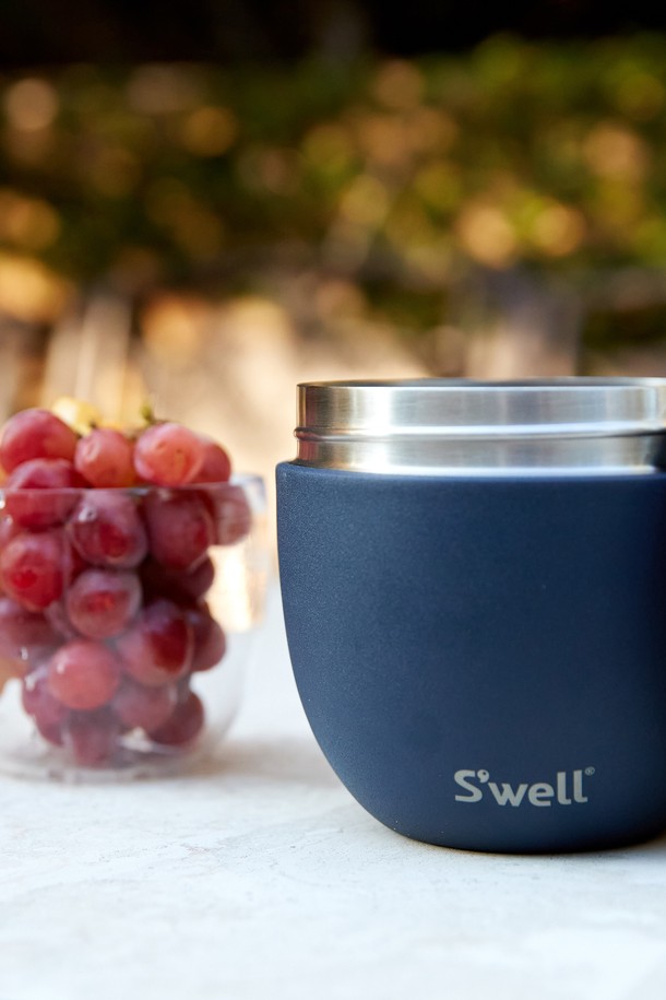 [스웰] 프리미엄 잇츠 투인원(2-in-1) 도시락 636ml는 보온, 보냉, 밀폐 기능을 갖춘 프리미엄 도시락입니다. 스테인리스 스틸, 실리콘, PCT, PP 등 안전한 소재로 제작되었으며, 7시간 보온, 11시간 보냉이 가능합니다. 2-in-1 구성으로 외부 용기 636ml, 내부 용기 414ml로 분리되어 다양한 음식을 담을 수 있으며, 진공 3중 단열과 결로 방지 기능으로 더욱 쾌적하게 사용할 수 있습니다. 미끄럼 방지, BPA/BPS Free, 용량 표시, 쌓을 수 있는 디자인으로 편리성을 더했습니다. 색상은 Teakwood, Calacatta Gold, Pyrite, Pink Topaz, Geode Rose, Rose Agate, Moon Stone, Azurite, Azurite Marble, Onyx 등 10가지 다채로운 컬러로 제공됩니다.
