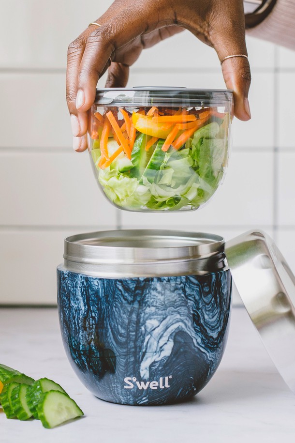 [스웰] 프리미엄 잇츠 투인원 도시락 636ml는 블루와 화이트 두 가지 색상으로 출시된 보온/보냉 기능을 갖춘 도시락통입니다. 스테인리스스틸 소재로 제작되었으며 2단 구성과 투인원 타입 디자인이 특징입니다. 636ml 용량으로 넉넉한 양을 담을 수 있으며, 마블 패턴이 적용되어 고급스러운 느낌을 더했습니다. 일상생활에서 편리하게 사용할 수 있는 프리미엄 도시락입니다.
