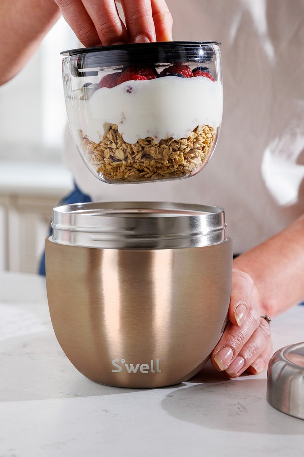 [스웰] 프리미엄 잇츠 투인원 도시락 636ml는 브라운과 실버 색상으로 구성된 실용적인 도시락입니다. 스테인리스 스틸과 실리콘 소재를 사용하여 튼튼하며, 진공 3중 단열 기능으로 최대 7시간 보온, 11시간 보냉 효과를 제공합니다. 내부 용기는 분리 가능하며, 전자레인지, 냉장고/냉동고 사용이 가능하여 편리합니다. 공기밸브 뚜껑과 누수 방지 기능으로 내용물이 새는 것을 막아줍니다. 외부 용기, 내부 용기, 뚜껑으로 구성되어 있으며, 636ml 용량으로 일상생활에서 유용하게 사용할 수 있습니다.
