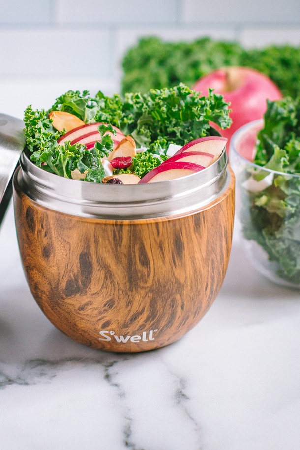 [스웰] 프리미엄 잇츠 투인원 도시락 636ml는 보온 보냉 기능을 갖춘 프리미엄 도시락입니다. 이중 구조로 설계되어 뛰어난 보온/보냉 효과를 제공하며, 636ml 용량으로 넉넉한 수납이 가능합니다. 브라운과 실버 두 가지 컬러 옵션이 있으며, 고급스러운 우드 그레인 마감으로 세련된 디자인을 자랑합니다. 스테인리스 스틸과 우드 소재를 사용하여 내구성을 높였습니다.
