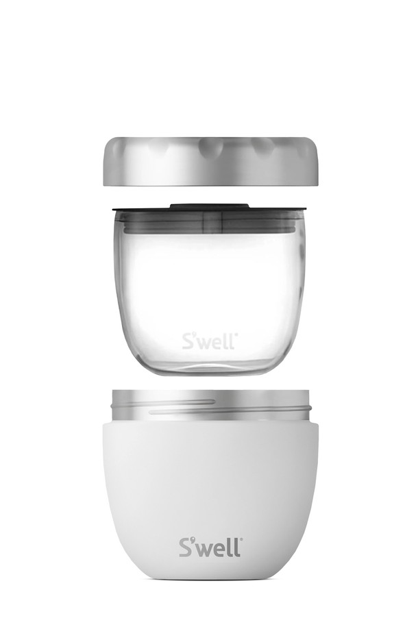 세련된 디자인과 뛰어난 기능성을 갖춘 [스웰] 프리미엄 잇츠 투인원 도시락 636ml입니다. 식사와 보관을 위한 이상적인 선택으로, 스테인리스 스틸과 트라이탄 소재를 사용하여 안전하고 내구성이 뛰어납니다. 10가지 다채로운 컬러(Teakwood, Calacatta Gold, Pyrite, Pink Topaz, Geode Rose, Rose Agate, Moon Stone, Azurite, Azurite Marble, Onyx)로 제공되어 취향에 맞게 선택할 수 있습니다. 3중 진공 단열, 11시간 보냉 및 7시간 보온 기능을 갖춰 음식의 신선함을 오래 유지하며, 2-in-1 분리형 디자인으로 편리함을 더했습니다. BPA Free, BPS Free, 식기세척기, 전자레인지(내부 용기), 냉장고 및 냉동실 사용이 가능하여 실용적입니다.
