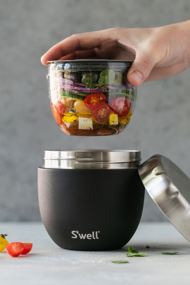 스웰 프리미엄 잇츠 투인원 도시락 636ml는 블랙과 실버 색상으로 만나볼 수 있는 프리미엄 식기류입니다. 스테인리스스틸 소재로 제작되어 보온 및 보냉 기능을 갖춘 실용적인 제품입니다. 이중 구조의 투인원 디자인으로 편리하게 사용할 수 있으며, 일상생활에서 도시락 용도로 적합합니다. 스웰 브랜드의 636ml 용량으로, 넉넉한 수납 공간을 제공합니다.
