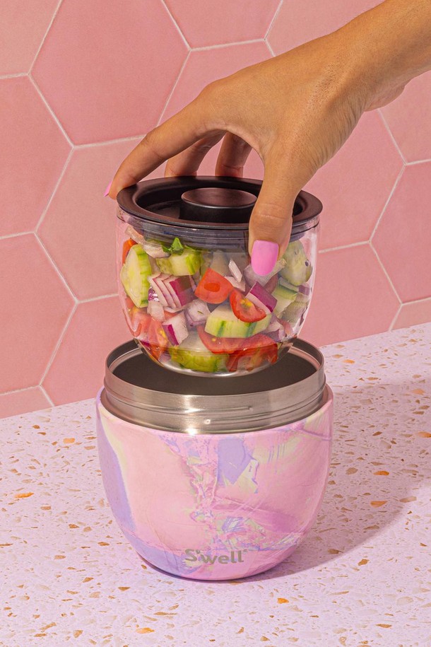 [스웰] 프리미엄 잇츠 투인원 도시락 636ml는 보온, 보냉 기능을 갖춘 실용적인 도시락통입니다. 636ml 용량으로 넉넉한 수납이 가능하며, 스테인리스스틸 소재로 제작되어 위생적이고 내구성이 뛰어납니다. 투인원(Two-in-one) 구성으로 활용성을 높였으며, 마블 무늬와 핑크, 실버 컬러로 세련된 디자인을 자랑합니다. 스웰 브랜드의 프리미엄 도시락통으로, 음식의 신선함을 오랫동안 유지해 줍니다.
