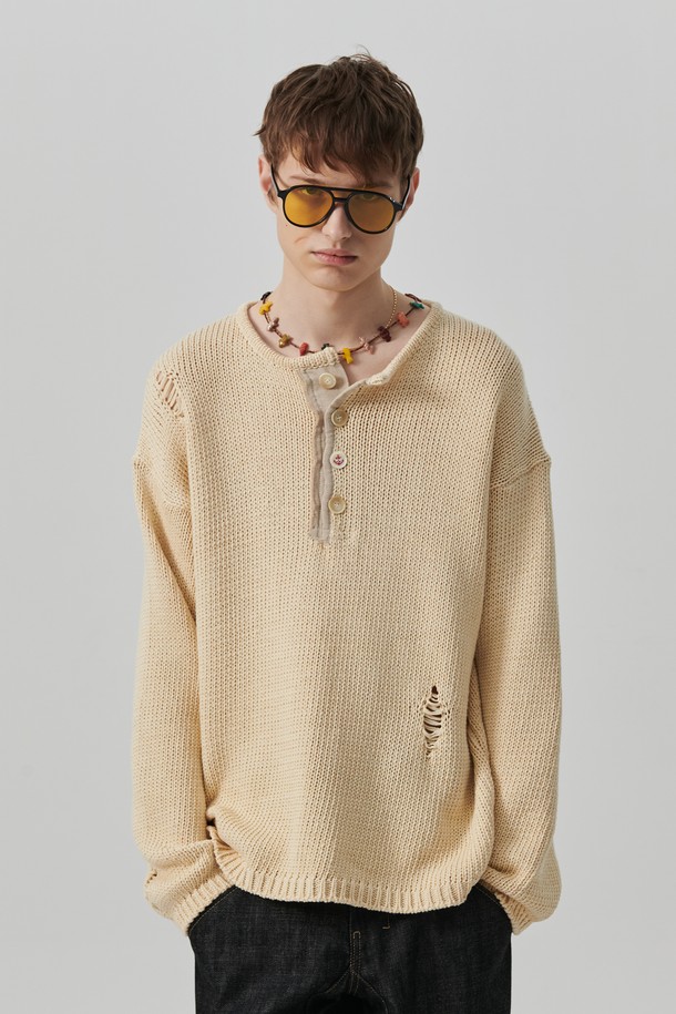 아카이브 헤비 웨이트 코튼 데미지 디테일 헨리넥 니트는 90년대 빈티지 밀리터리 유니폼에서 영감을 받은 디자인으로, 가을과 겨울에 어울리는 남녀 공용 상의입니다. 아이보리, 네이비, 블랙 3가지 색상으로 출시되었으며, 두꺼운 두께감과 거친 촉감이 특징입니다. 헨리넥 디자인에 데미지 디테일, 빈티지 워싱 가공을 더해 밀리터리 및 빈티지 스타일을 연출합니다. 루즈핏으로 편안한 착용감을 제공하며, 자개 밀리터리 로고와 버튼 디테일로 포인트를 주었습니다. 데이트룩, 가을 나들이룩, 겨울 데일리룩 등 다양한 TPO에 활용할 수 있는 클래식, 캐주얼, 워크웨어 스타일의 니트입니다.
