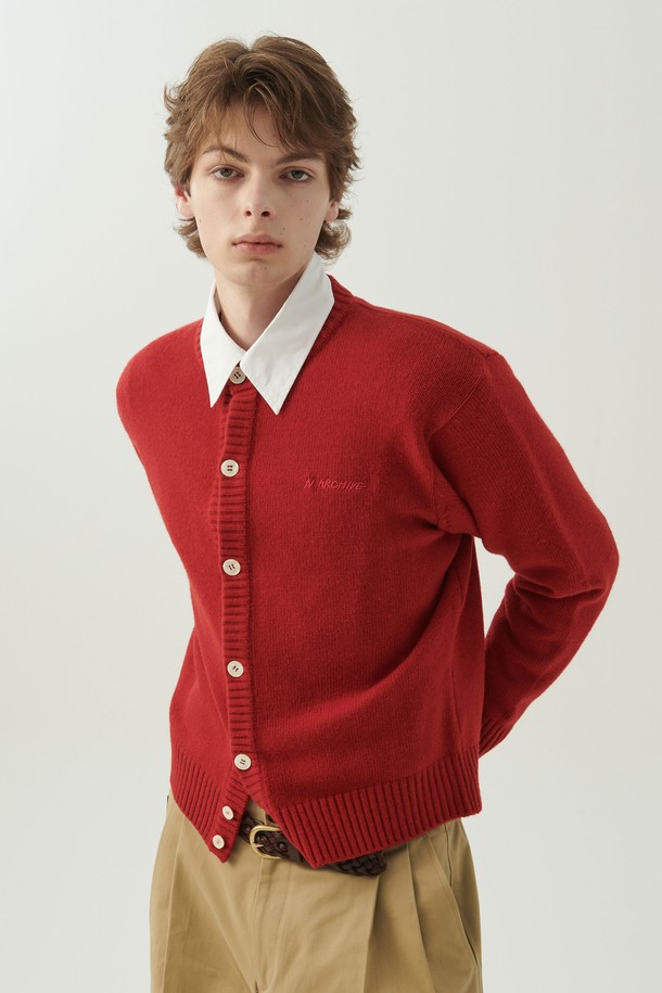 "수퍼 파인 메리노 울 아틀리에 가디건" 레드는 가을, 겨울 시즌을 위한 유니섹스 디자인의 니트 가디건입니다. 부드러운 메리노 울과 캐시나일론 혼방 소재로 제작되어 뛰어난 촉감을 자랑하며, 스탠다드핏과 레귤러 기장으로 편안하게 착용 가능합니다. 라운드넥 디자인에 긴 소매로 어떤 스타일에도 쉽게 매치할 수 있으며, 클래식, 베이직 무드를 연출합니다. 3D 자수 로고와 자개 메달 디테일이 돋보이며, 출근룩, 모임룩, 캐주얼 스타일 모두 소화 가능한 매력적인 아이템입니다. 컬렉션 라인 한정판으로 소장 가치를 더했습니다.
