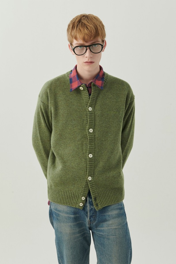 수퍼 파인 메리노 울 아틀리에 가디건, 세이지 그린 컬러입니다. 부드러운 촉감의 메리노 울과 캐시나일론 혼방 소재로 제작되어 가을, 겨울 시즌에 따뜻하게 착용할 수 있습니다. 클래식하고 베이직한 디자인으로, 레귤러 핏과 브이넥 라인이 특징이며, 긴 소매 기장으로 편안함을 더했습니다. '리미티드 에디션' 컬렉션 라인으로, 입체 자수 로고와 뒷면 조개모양 메달 디테일이 돋보이며, 프리미엄 원사를 사용하여 고급스러움을 더했습니다. 겨울 데일리룩, 모임룩, 데이트룩 등 다양한 TPO에 미니멀하고 클래식한 스타일로 연출하기 좋습니다.
