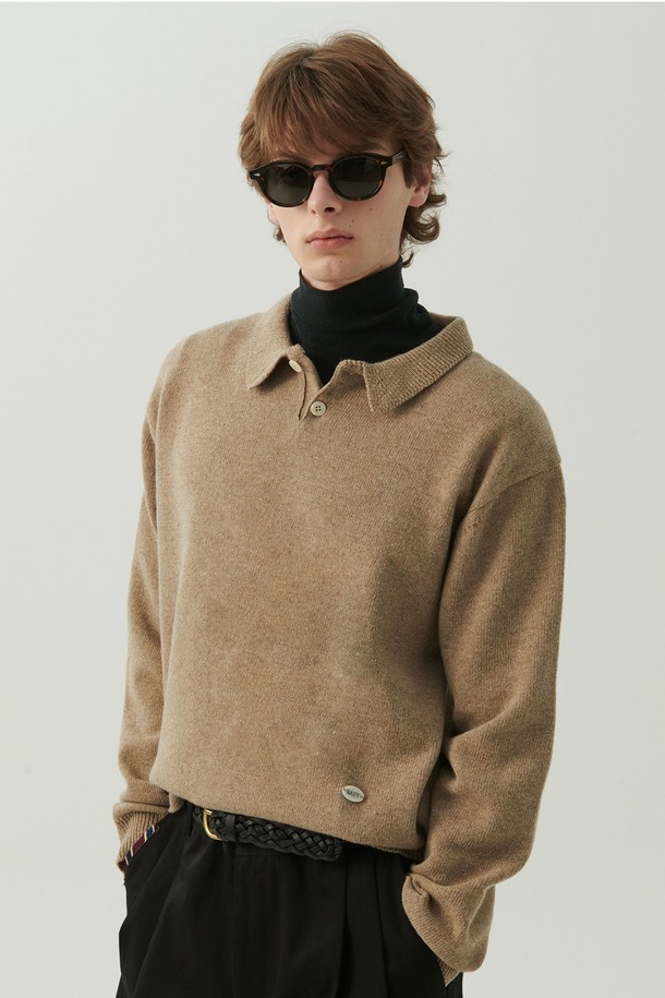 헤리티지 폴로 울 니트 모카는 남성용 상의입니다. 모카 및 베이지 컬러로 출시되었으며, 가을과 겨울에 따뜻하게 착용할 수 있습니다. 100% 울 소재로 제작되어 부드러운 촉감을 선사하며, 두꺼운 두께감으로 보온성을 높였습니다. 레귤러핏에 무지 패턴, 긴 소매 기장의 터틀넥 또는 폴로넥 디자인으로 클래식하고 베이직한 스타일을 연출합니다. 출근룩, 비즈니스 캐주얼, 모임룩 등 다양한 TPO에 활용 가능하며, 미니멀하고 캐주얼한 스타일을 완성합니다.
