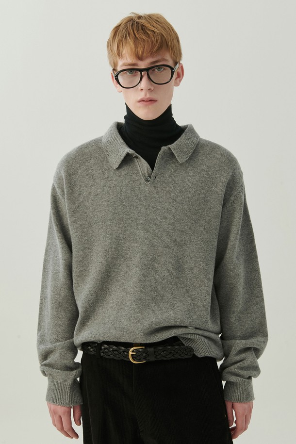 헤리티지 폴로 울 니트 그레이는 가을과 겨울 시즌을 위한 남녀 공용 폴로넥 니트입니다. 부드러운 촉감의 울, 나일론, 아크릴, 폴리에스테르 혼방 소재로 제작되었으며, 레귤러 핏에 긴 소매 기장으로 클래식하고 베이직한 스타일을 연출합니다. 두꺼운 두께감으로 보온성을 높였으며, 칼라 장식, 단추 여밈, 메달 디테일이 돋보이는 디자인입니다. 출근룩, 비즈니스 캐주얼, 모임룩 등 다양한 TPO에 활용 가능하며, 미니멀하고 시크한 스타일을 완성합니다. 특히, 컬렉션 라인의 한정판으로 소장 가치를 더합니다.
