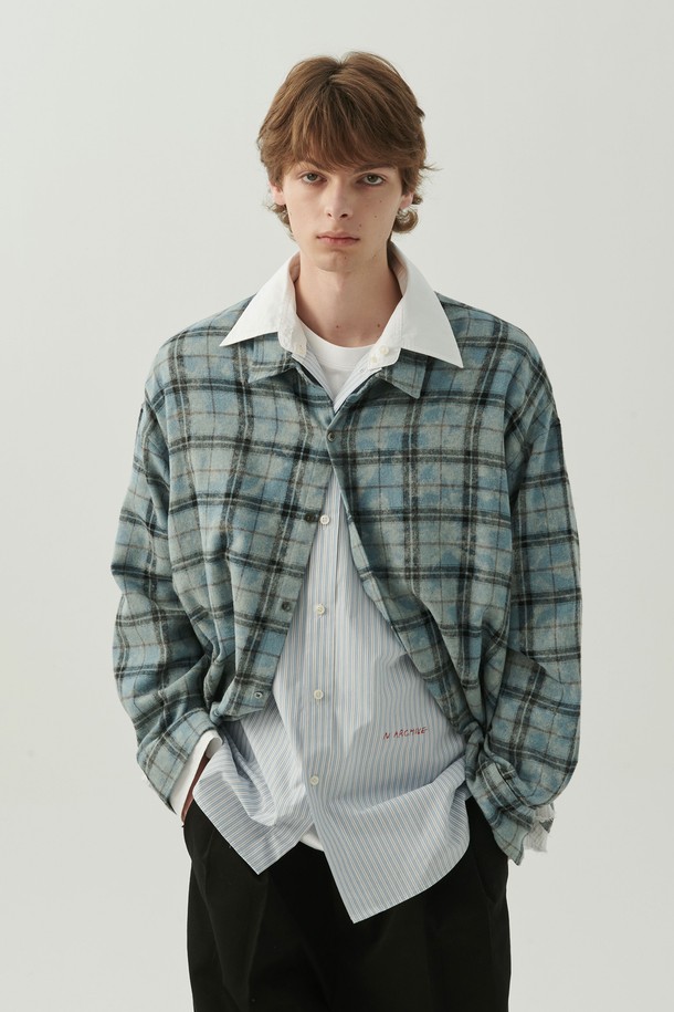 크래시 체크 더블 레이어링 셔츠 블루는 빈티지하고 캐주얼한 스타일을 연출하는 남녀 공용 셔츠입니다. 봄, 가을에 적합하며, 부드러운 촉감의 폴리에스터와 면 혼방 소재로 제작되었습니다. 오버핏 실루엣에 레귤러 기장으로 편안한 착용감을 선사하며, 칼라 넥 라인과 긴소매 디자인이 특징입니다. 체크 패턴과 하단 레이어링 디테일, 자개 단추, 자수 로고로 포인트를 더했으며, 바이오워싱 가공과 한정판 컬렉션 라인으로 소장 가치를 높였습니다. 데이트룩, 카페룩 등 다양한 TPO에 활용하기 좋은 아이템입니다.
