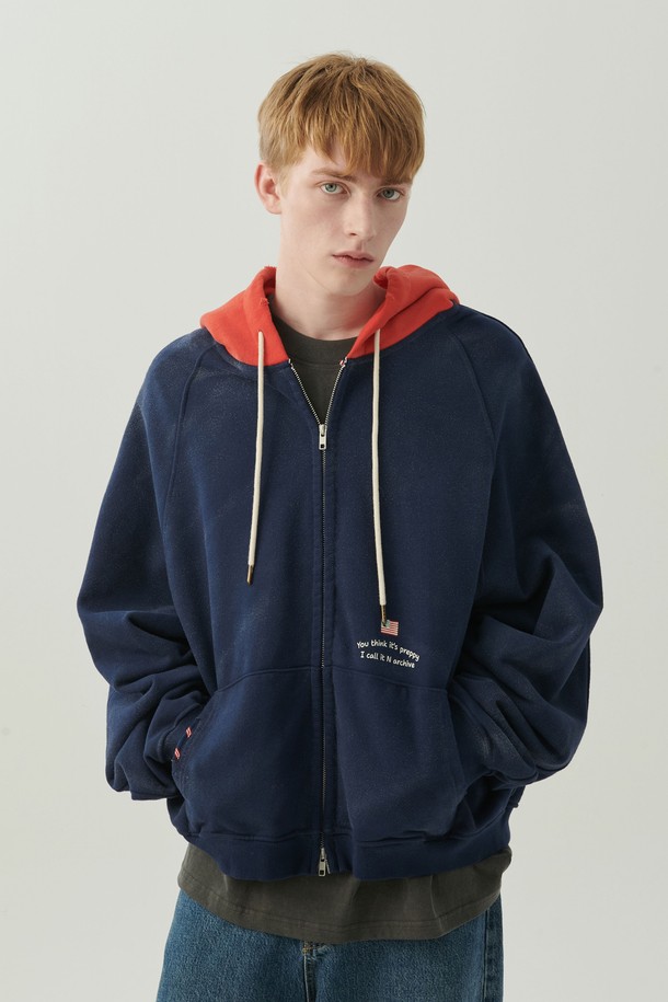 원 아트 디테일 후드 집업 네이비는 90년대 감성을 담은 그래픽 프린트와 빈티지 가공 처리가 돋보이는 후드 집업입니다. 부드러운 면 소재로 제작되어 편안한 착용감을 선사하며, 오버핏 디자인으로 트렌디한 스타일을 연출합니다. 탈부착 가능한 브로치 디테일이 돋보이며, 텐터 가공, 텀블 워싱, 스프레이 워싱을 거쳐 빈티지한 무드를 더했습니다. 봄, 가을, 겨울, 일상, 여행, 캠핑 등 다양한 TPO에 활용 가능하며, 캐주얼, 프레피, 레트로 스타일을 즐기는 분들께 추천합니다. 한정판으로 소장 가치를 높였습니다.
