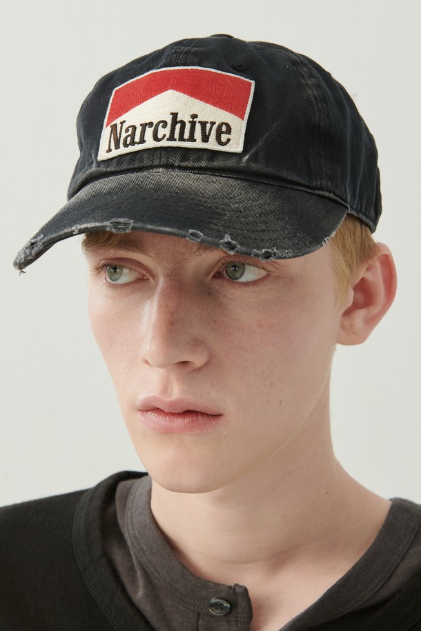 더스트 클럽 워시드 치노 캡 블랙은 캐주얼, 미니멀, 스트리트 스타일을 즐기는 분들을 위한 모자입니다. 부드러운 촉감의 고밀도 면 소재로 제작되어 편안한 착용감을 선사하며, 빈티지 워싱 처리로 자연스러운 멋을 더했습니다. 전면에 3D 자수 로고가 돋보이며, 조절 가능한 스트랩과 버클 디테일로 착용자의 머리 사이즈에 맞춰 편안하게 착용할 수 있습니다. 일상, 산책, 여행 등 다양한 TPO에 활용하기 좋은 한정판 캡 모자입니다. 모자 깊이는 약 15cm입니다.
