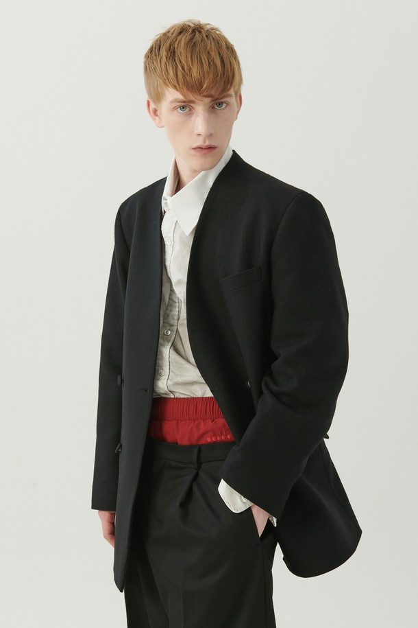 미니멀 핀스트라이프 울 재킷 블랙은 유니섹스 디자인으로, 가을과 겨울에 어울리는 두꺼운 울 소재의 더블 버튼 테일러드 재킷입니다. 클래식하면서도 미니멀한 스타일을 추구하는 분들에게 적합하며, 오피스룩, 비즈니스 캐주얼, 겨울 데일리룩 등 다양한 TPO에 활용할 수 있습니다. 칼라리스 디테일과 패브릭 커버드 버튼, 소매 콘트라스트 버튼, 콘트라스트 라이닝으로 세련된 포인트를 더했습니다. 한정판으로 출시되어 소장 가치를 높였습니다.
