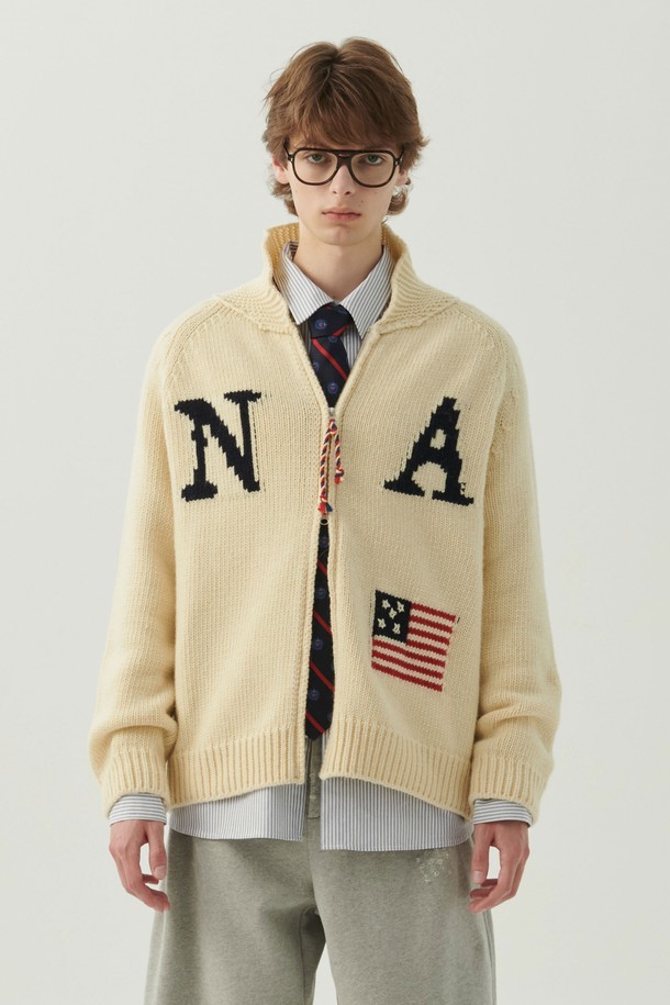 핸드 메이드 디테일이 돋보이는 빈티지 리그 니트 점퍼 아이보리입니다. N Archive Collection Edition의 한정판으로, 울, 나일론, 아크릴, 레이온 혼방의 부드러운 촉감이 특징입니다. 가을, 겨울 시즌 데이트룩 또는 겨울 데일리룩에 클래식하고 미니멀한 스타일을 더해줍니다. 오버핏으로 편안하게 착용 가능하며, YKK 지퍼와 빈티지 스트링 디테일이 돋보입니다. 긴소매에 레귤러 기장으로, 남녀 모두에게 잘 어울리는 니트 점퍼입니다.
