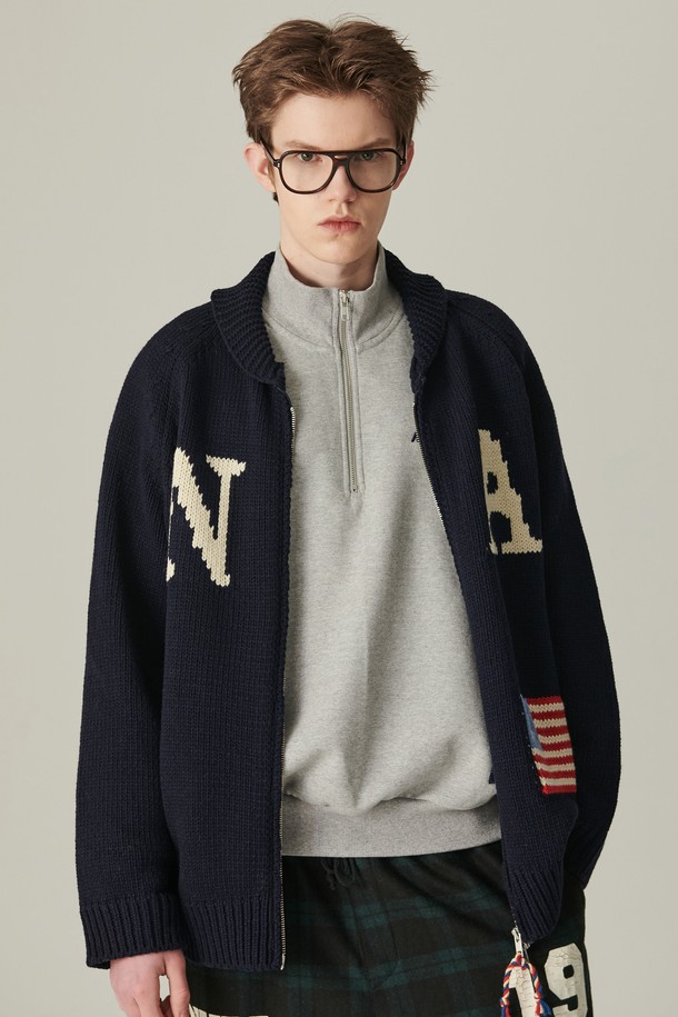 핸드 메이드 디테일이 돋보이는 빈티지 리그 니트 점퍼 네이비입니다. 울 소재로 제작되어 부드러운 촉감과 두꺼운 두께감으로 가을, 겨울철 따뜻하게 착용할 수 있습니다. 레귤러 핏에 집업 스타일로 편안하게 입을 수 있으며, 캐주얼 및 클래식 스타일을 연출하기 좋습니다. 출근룩이나 모임룩으로 활용하기 좋으며, 레터링 패턴이 빈티지한 무드를 더합니다. 긴 소매 기장의 니트 점퍼로, 핸드메이드 디테일이 특별함을 더합니다.
