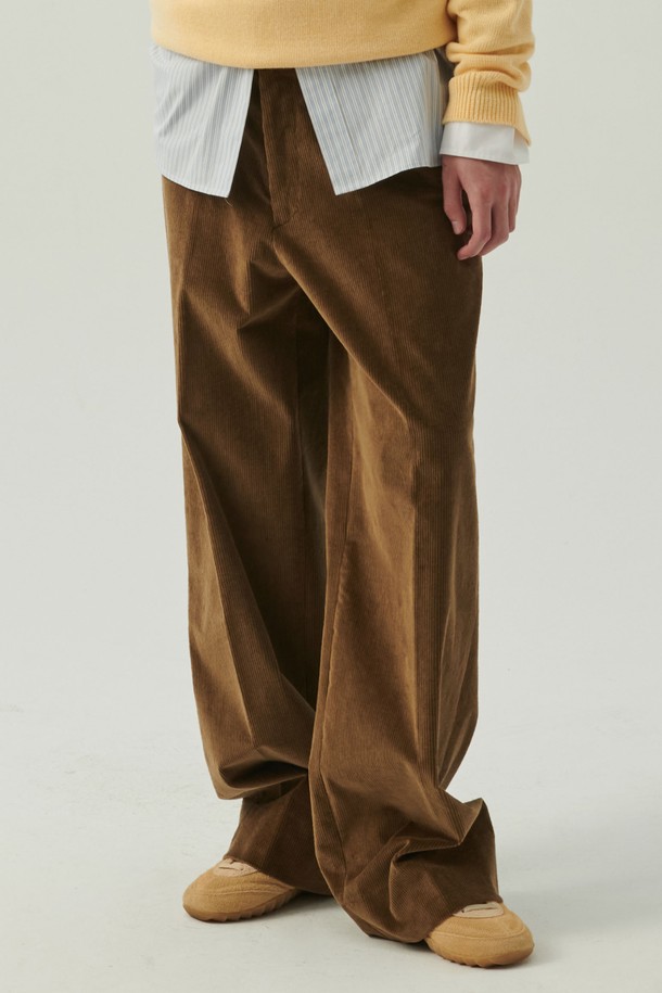 바시티 웨일 코듀로이 팬츠 브라운은 남성을 위한 캐주얼 팬츠입니다. 가을과 겨울에 어울리는 두꺼운 두께감의 긴 기장 와이드 핏 코듀로이 바지로, 부드러운 촉감이 특징입니다. 무지 디자인에 루즈핏으로 제작되어 편안한 착용감을 제공하며, 출근룩과 모임룩 등 다양한 TPO에 활용 가능합니다. 캐주얼, 클래식, 미니멀 스타일을 추구하는 분들께 추천합니다.

