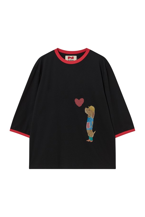 ## 런조이 퍼포먼스 7부 티셔츠 블랙

일상과 스포츠 활동 모두에 적합한 런조이 퍼포먼스 7부 티셔츠입니다. 흡습 및 속건 기능으로 쾌적한 착용감을 제공하며, 여름철에도 시원하게 입을 수 있습니다. 블랙 컬러에 레드 배색 포인트가 더해져 스포티하면서도 캐주얼한 스타일을 연출합니다. 7부 소매 기장으로 활동성을 높였으며, 라운드넥 디자인으로 편안하게 착용 가능합니다.
