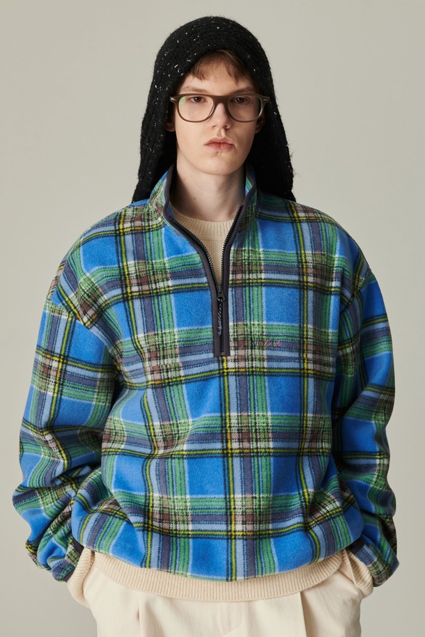 프레피 플레이드 집업 플리스 블루 재킷은 남녀 모두 착용 가능한 캐주얼하고 클래식한 스타일의 플리스 자켓입니다. 블루, 그린, 화이트 컬러로 출시되었으며, 가을과 겨울에 따뜻하게 입을 수 있도록 두꺼운 두께감으로 제작되었습니다. 부드러운 촉감의 플리스 소재에 체크(플레이드) 패턴이 더해져 프레피 무드를 연출하며, 레귤러핏과 레귤러 기장으로 편안한 착용감을 선사합니다. 집업 스타일과 후드 디테일로 실용성을 더해 산책룩, 캠핑룩 등 다양한 TPO에 활용하기 좋습니다.
