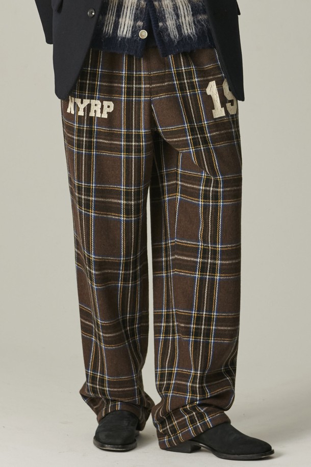 **러프 프린트 플란넬 체크 드로잉 울 팬츠 브라운**은 가을, 겨울 시즌에 어울리는 남성용 바지입니다. 부드러운 울과 플란넬 소재의 혼방으로 제작되어 포근한 착용감을 선사하며, 캐주얼한 스타일을 연출하기 좋습니다. 루즈핏으로 편안함을 강조했으며, 브라운 컬러에 체크 패턴과 프린트 디테일이 더해져 개성 있는 디자인을 완성합니다. 출근룩이나 모임룩 등 다양한 TPO에 활용할 수 있으며, 클래식, 미니멀, 캐주얼 스타일을 즐겨 입는 분들께 추천합니다.
