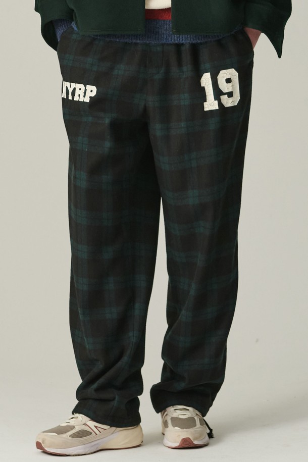 블랙 컬러의 러프 프린트 플란넬 체크 드로잉 울 팬츠입니다. 울과 플란넬 소재를 사용하여 가을, 겨울 시즌에 따뜻하게 착용할 수 있습니다. 캐주얼, 클래식, 미니멀 스타일을 믹스매치하기 좋으며, 출근룩이나 모임룩으로도 활용 가능합니다. 루즈핏으로 편안한 착용감을 선사하며, 체크 패턴과 프린트 디테일이 돋보입니다. 두께감이 있어 겨울철에도 따뜻하게 입을 수 있는 긴바지입니다.
