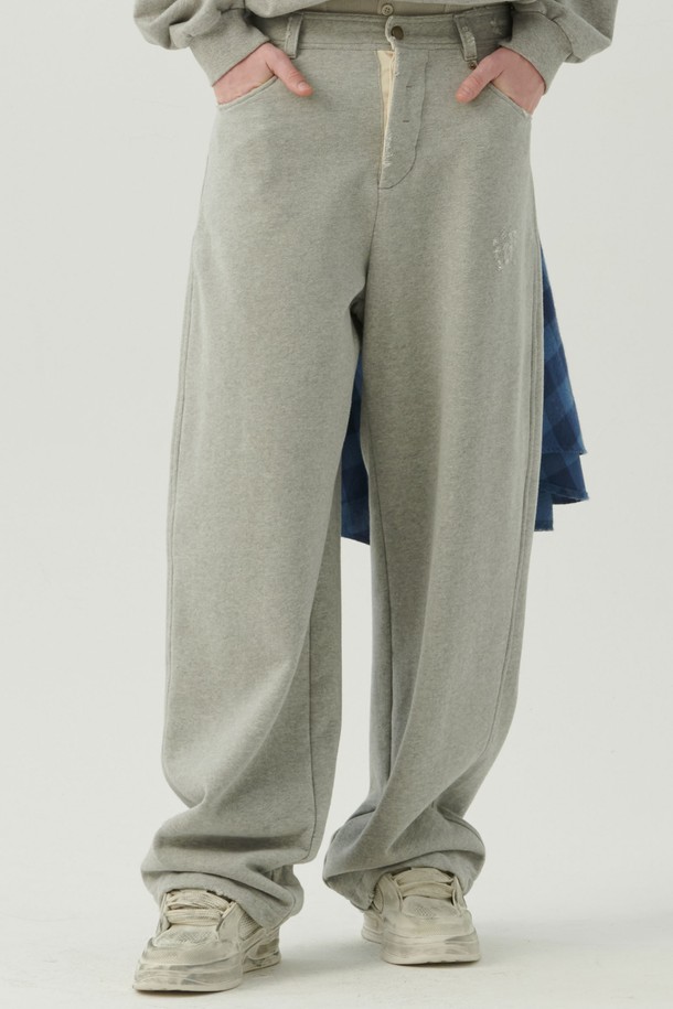 부드러운 플리스 소재의 테일러드 플리스 스웨트 팬츠 그레이입니다. 넉넉한 루즈핏과 와이드한 디자인으로 편안한 착용감을 선사하며, 가을, 겨울 시즌에 따뜻하게 입을 수 있습니다. 무지 스타일로 어떤 상의와도 쉽게 매치할 수 있으며, 캐주얼, 미니멀, 클래식 스타일을 즐겨 입는 분들께 추천합니다. 허리 밴딩 처리와 테일러드 디테일로 편안함과 스타일을 동시에 잡았습니다. 집콕룩, 산책룩으로 활용하기 좋습니다.
