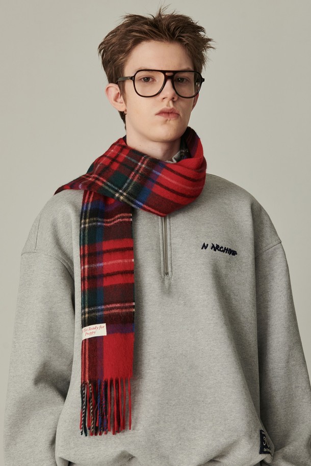 헤리티지 타탄 울 머플러 레드는 클래식한 매력을 선사하는 머플러/스카프입니다. 프리미엄 울 소재로 제작되어 부드러운 촉감과 뛰어난 보온성을 제공하며, 가을/겨울 시즌에 따뜻하게 착용하기 좋습니다. 레드와 그린 컬러의 조화로운 타탄체크 패턴은 어떤 스타일에도 포인트가 되어주며, 프린지 디테일이 돋보입니다. 출근룩이나 모임룩에 고급스러움을 더하고 싶을 때, 클래식, 미니멀, 캐주얼 등 다양한 스타일 연출에 활용할 수 있습니다.
