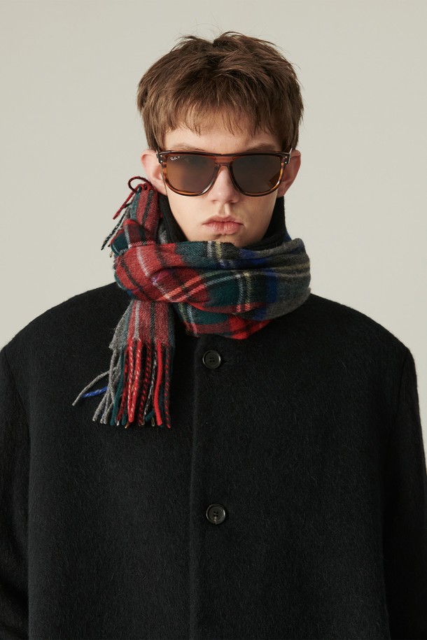 헤리티지 타탄 울 머플러 그레이는 가을, 겨울 시즌에 따뜻함과 스타일을 더해줄 머플러입니다. 부드러운 촉감의 울 소재로 제작되었으며, 두꺼운 두께감으로 보온성을 높였습니다. 클래식한 무드의 타탄체크 패턴과 그레이 컬러가 세련된 분위기를 연출합니다. 출근룩과 모임룩에 포인트 아이템으로 활용하기 좋으며, 클래식, 미니멀, 캐주얼 스타일 모두 소화 가능합니다. 프린지 디테일이 돋보이는 디자인으로, 데일리 아이템으로 활용하기 좋습니다.
