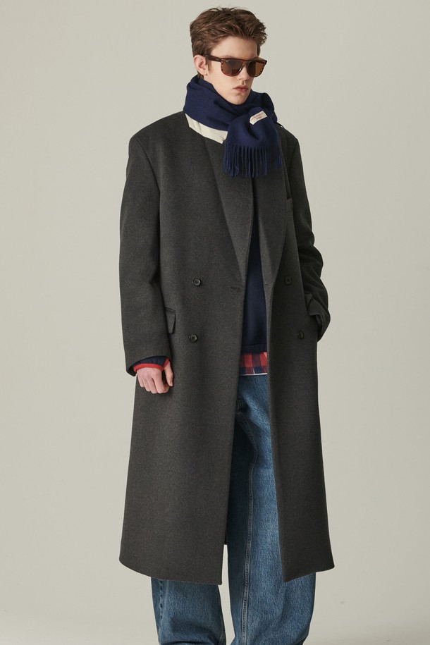 로맨틱 피크드 라펠 캐시미어 블렌드 더블 코트 그레이는 남성용 아우터 코트입니다. 캐시미어와 울 소재의 부드러운 촉감과 두꺼운 두께감으로 가을, 겨울 시즌에 따뜻하게 착용할 수 있습니다. 클래식하고 로맨틱한 스타일을 연출하며, 레귤러 핏과 더블 버튼 여밈, 피크드 라펠 디자인이 특징입니다. 오피스룩, 비즈니스 캐주얼, 모임룩 등 다양한 TPO에 활용 가능하며, 미니멀한 스타일을 선호하는 분들께 추천합니다.
