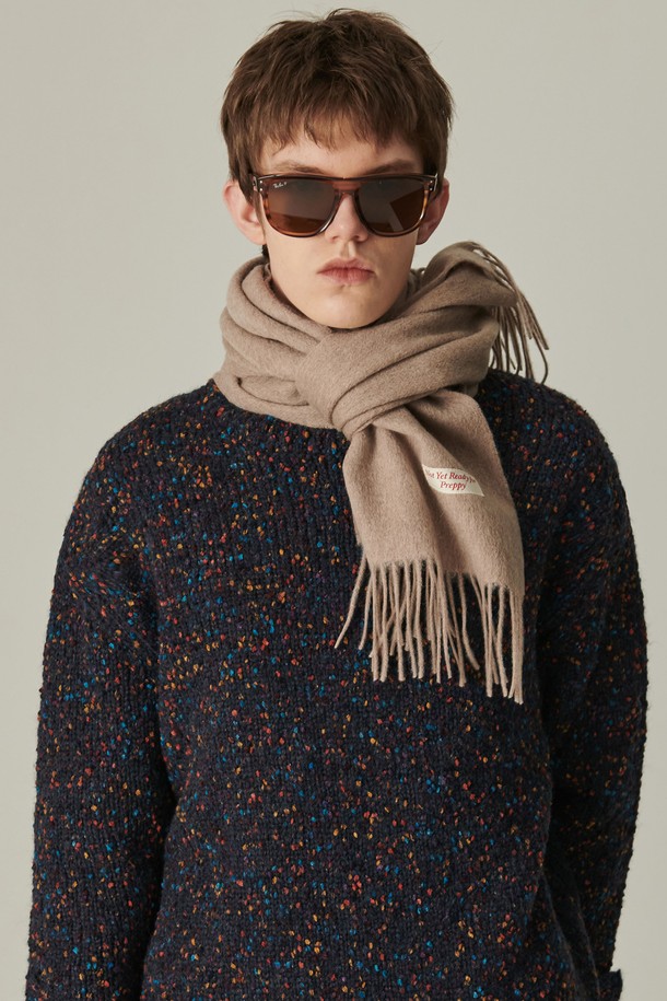 부드러운 촉감의 퓨어 울 소재로 제작된 에센셜 머플러, 베이지 색상입니다. 가을, 겨울 시즌에 어울리는 두꺼운 두께감으로 뛰어난 보온성을 제공하며, 베이직하고 클래식한 스타일을 연출합니다. 무지 디자인에 프린지 디테일이 더해져 포인트를 줍니다. 출근룩과 모임룩, 어떤 스타일에도 미니멀하면서도 세련된 분위기를 더해줍니다. 퓨어 울 특유의 고급스러운 감촉을 느껴보세요.
