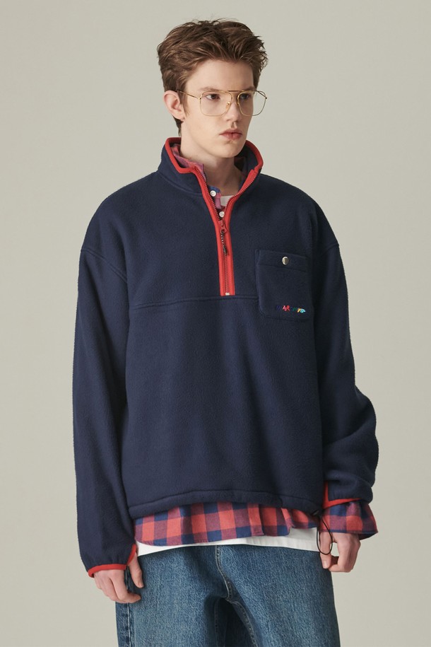 레트로 팝 디테일 하프 집업 플리스 네이비는 남성용 아우터로, 가을과 겨울에 따뜻하게 착용할 수 있는 플리스 자켓입니다. 캐주얼, 레트로 무드를 연출하며, 부드러운 촉감과 두꺼운 두께감으로 편안한 착용감을 선사합니다. 무지 디자인에 하프 집업 스타일, 레트로 팝 디테일이 더해져 개성 있는 스타일을 완성합니다. 레귤러 핏으로 제작되어 다양한 코디에 활용하기 좋습니다. 네이비 컬러로 어떤 옷에도 잘 어울립니다.
