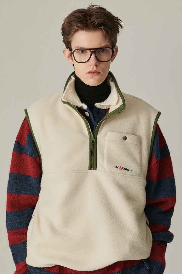 레트로 팝 디테일 하프 집업 베스트 아이보리는 가을, 겨울 시즌 남성용 베스트입니다. 하이넥 디자인과 두꺼운 두께감으로 보온성을 높였으며, 부드러운 플리스 소재와 레귤러핏으로 편안한 착용감을 선사합니다. 집업 스타일, 무지 패턴, 민소매 디자인으로 캐주얼하고 레트로한 무드를 연출하며, 일상 및 출근룩, 캠핑룩 등 다양한 TPO에 활용 가능합니다. 포켓 디테일로 실용성을 더했습니다.
