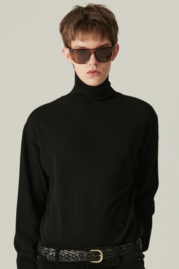 깊이 있는 블랙 컬러가 돋보이는 럭스 캐시미어 블렌드 터틀넥 니트입니다. 캐시미어와 울 소재의 혼방으로 제작되어 부드러운 촉감과 뛰어난 보온성을 선사합니다. 미니멀하고 베이직한 디자인으로, 가을, 겨울 시즌 출근룩, 오피스룩, 모임룩 등 다양한 TPO에 활용 가능합니다. 레귤러핏과 긴소매, 터틀넥 디자인으로 클래식하면서도 세련된 스타일을 연출합니다. 럭셔리하고 프리미엄한 분위기를 더해주는 아이템입니다.
