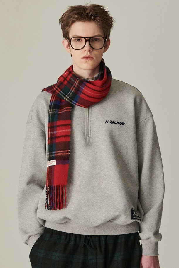 헤리티지 집 저지 티셔츠 그레이는 남성용 상의 티셔츠입니다. 부드러운 면 소재에 두꺼운 두께감으로 제작되어, 봄, 가을, 겨울 시즌에 캐주얼하고 베이직한 스타일을 연출하기 좋습니다. 레귤러핏 라운드넥 디자인에 긴 소매 기장으로, 일상생활에서 편안하게 착용할 수 있습니다. 집업 스타일과 저지 소재의 특징이 돋보이는 무지 티셔츠입니다.
