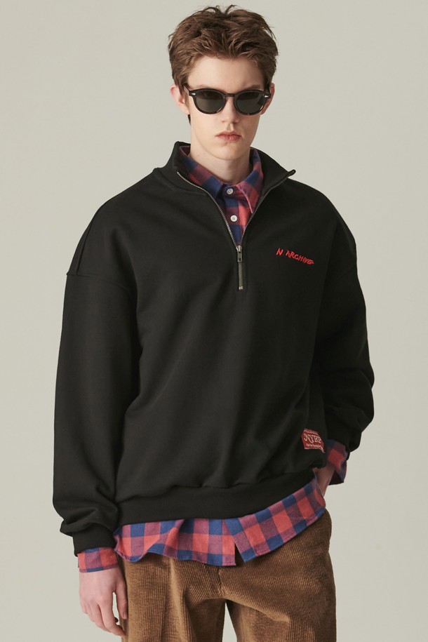 헤리티지 집 저지 티셔츠 블랙은 남성용 티셔츠로, 캐주얼 및 스포티 스타일을 연출하기 좋습니다. 면 소재로 제작되어 부드러운 촉감을 제공하며, 두꺼운 두께감으로 봄, 가을에 착용하기 좋습니다. 레귤러 핏에 하프넥 디자인, 긴 소매와 집업 여밈 방식이 특징입니다. 헤리티지 라인의 무지 디자인으로 미니멀하고 세련된 느낌을 더했습니다.
