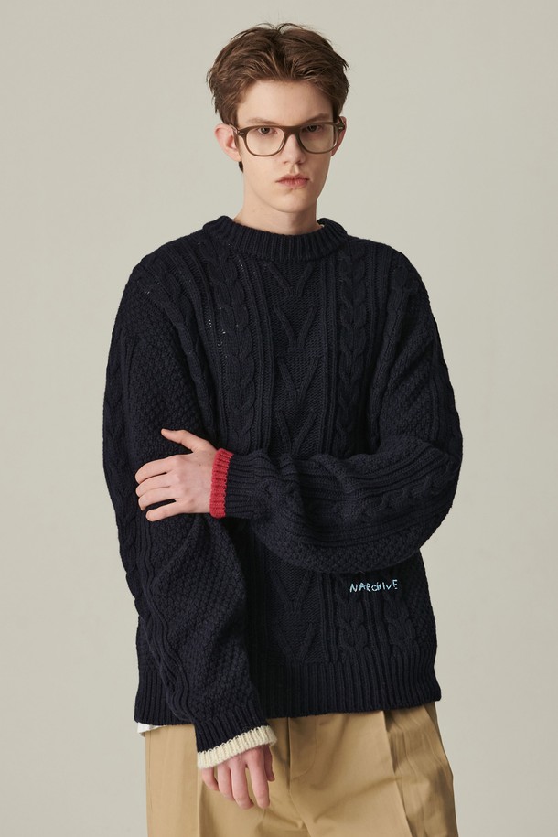 호크니 컬러 팔레트 피셔맨 울 니트 네이비는 남녀 공용으로 착용 가능한 캐주얼, 베이직, 클래식 스타일의 니트입니다. 두꺼운 두께감의 울 소재로 제작되어 가을, 겨울 시즌에 따뜻하게 착용하기 좋습니다. 루즈핏과 오버핏으로 편안한 착용감을 선사하며, 라운드넥과 긴소매 디자인으로 다양한 스타일 연출이 가능합니다. 케이블, 무지, 로고 패턴이 돋보이며, 네이비 컬러로 어떤 룩에도 쉽게 매치할 수 있습니다. 일상 및 캐주얼 스타일을 즐겨 입는 분들께 추천합니다.
