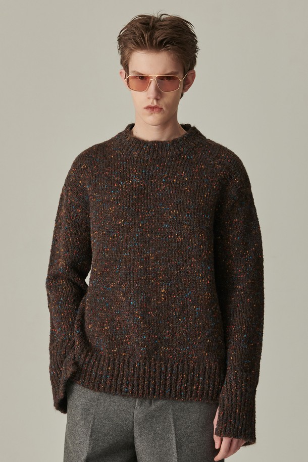 더스트 팝 빈티지 니트 브라운은 남성용 상의 니트/스웨터 상품입니다. 가을, 겨울에 착용하기 좋은 두꺼운 두께감의 라운드넥 긴소매 니트 스웨터로, 루즈핏과 부드러운 촉감이 특징입니다. 울 소재의 무지 패턴으로 제작되어 빈티지하고 베이직한 스타일을 연출하며, 출근룩과 모임룩, 클래식, 미니멀, 캐주얼 스타일에 모두 잘 어울립니다. 빈티지한 느낌을 살려 다양한 코디에 활용할 수 있습니다.
