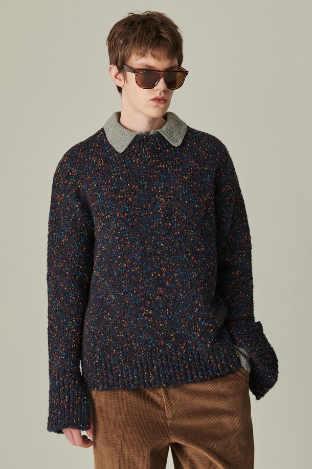 더스트 팝 빈티지 니트 네이비는 가을, 겨울 시즌에 어울리는 남성용 니트 스웨터입니다. 울과 아크릴 혼방 소재로 제작되어 부드러운 촉감을 선사하며, 두꺼운 두께감으로 따뜻하게 착용할 수 있습니다. 빈티지한 느낌의 보카시 패턴이 특징이며, 레귤러 핏 라운드넥 디자인으로 캐주얼하고 클래식한 스타일을 연출합니다. 출근룩과 모임룩 등 다양한 TPO에 활용 가능하며, 데일리룩으로도 손색없는 아이템입니다.
