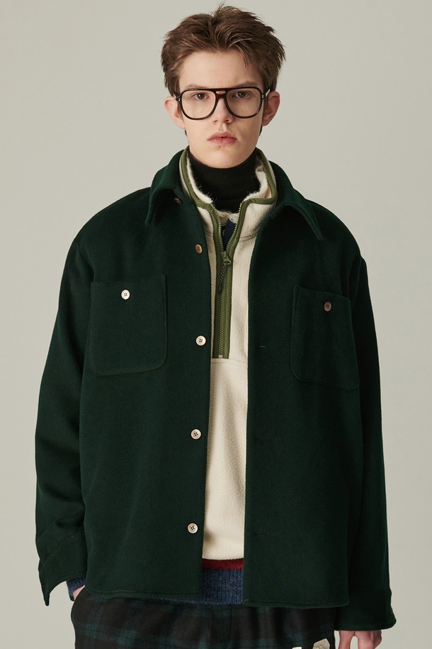 테일러 실드 셔츠 재킷 그린은 가을과 겨울에 착용하기 좋은 남성용 셔츠 재킷입니다. 두꺼운 폴리에스테르 소재로 제작되어 부드러운 촉감을 선사하며, 레귤러핏으로 편안하게 착용할 수 있습니다. 셔츠형 디자인에 칼라와 포켓 디테일이 더해져 캐주얼하면서도 베이직한 스타일을 연출합니다. 버튼 여밈 방식과 긴 소매 기장으로, 출근룩이나 비즈니스 캐주얼에도 활용 가능하며 미니멀한 룩을 완성합니다.
