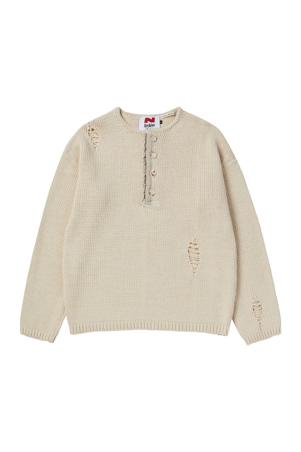 아카이브 헤비 웨이트 코튼 데미지 디테일 헨리넥 니트는 90년대 빈티지 밀리터리 유니폼에서 영감을 받은 디자인으로, 가을과 겨울에 어울리는 남녀 공용 상의입니다. 아이보리, 네이비, 블랙 3가지 색상으로 출시되었으며, 두꺼운 두께감과 거친 촉감이 특징입니다. 헨리넥 디자인에 데미지 디테일, 빈티지 워싱 가공을 더해 밀리터리 및 빈티지 스타일을 연출합니다. 루즈핏으로 편안한 착용감을 제공하며, 자개 밀리터리 로고와 버튼 디테일로 포인트를 주었습니다. 데이트룩, 가을 나들이룩, 겨울 데일리룩 등 다양한 TPO에 활용할 수 있는 클래식, 캐주얼, 워크웨어 스타일의 니트입니다.
