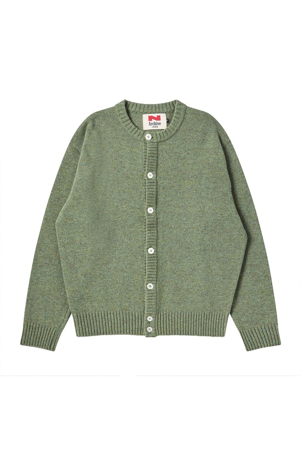 수퍼 파인 메리노 울 아틀리에 가디건, 세이지 그린 컬러입니다. 부드러운 촉감의 메리노 울과 캐시나일론 혼방 소재로 제작되어 가을, 겨울 시즌에 따뜻하게 착용할 수 있습니다. 클래식하고 베이직한 디자인으로, 레귤러 핏과 브이넥 라인이 특징이며, 긴 소매 기장으로 편안함을 더했습니다. '리미티드 에디션' 컬렉션 라인으로, 입체 자수 로고와 뒷면 조개모양 메달 디테일이 돋보이며, 프리미엄 원사를 사용하여 고급스러움을 더했습니다. 겨울 데일리룩, 모임룩, 데이트룩 등 다양한 TPO에 미니멀하고 클래식한 스타일로 연출하기 좋습니다.
